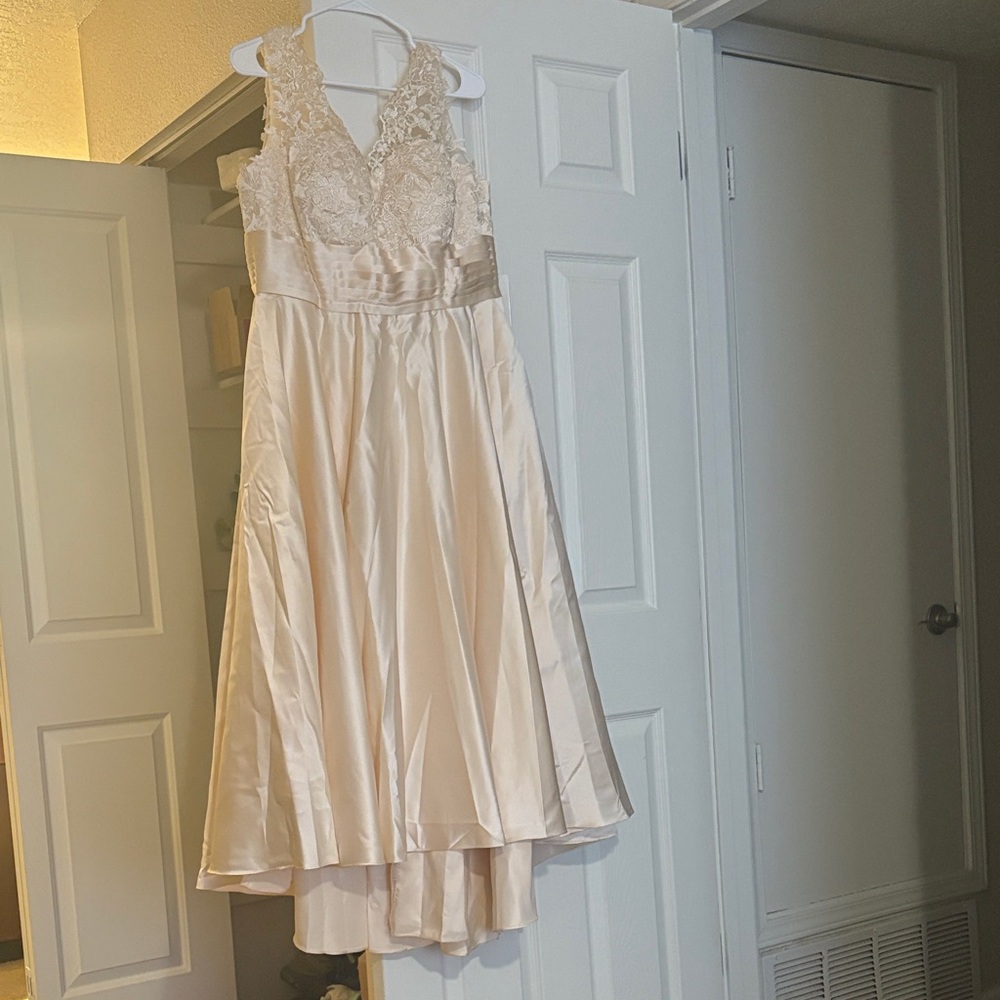 Elegant Cream Lace Wedding Dress